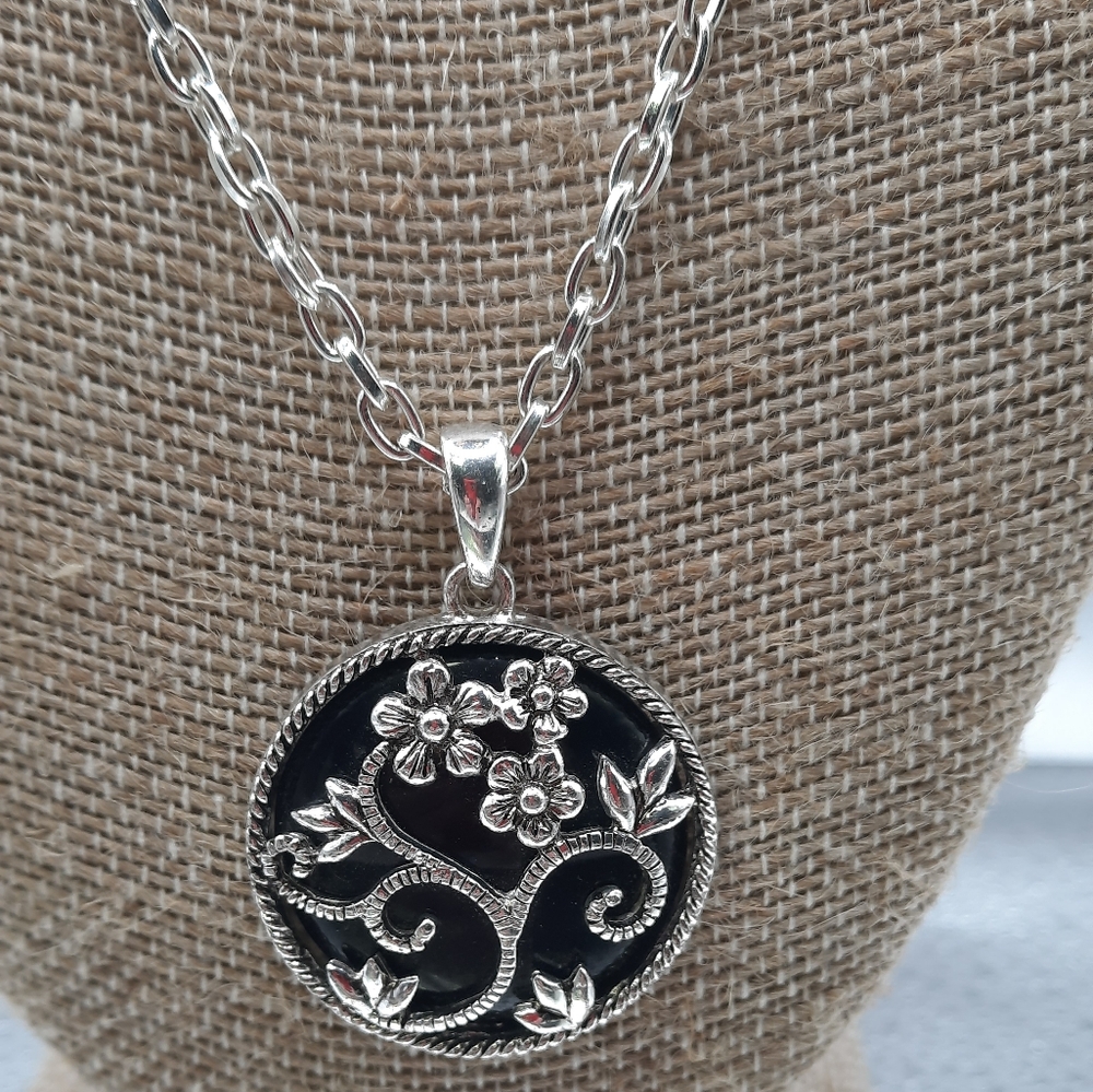 Vtg Black & Silver Necklace